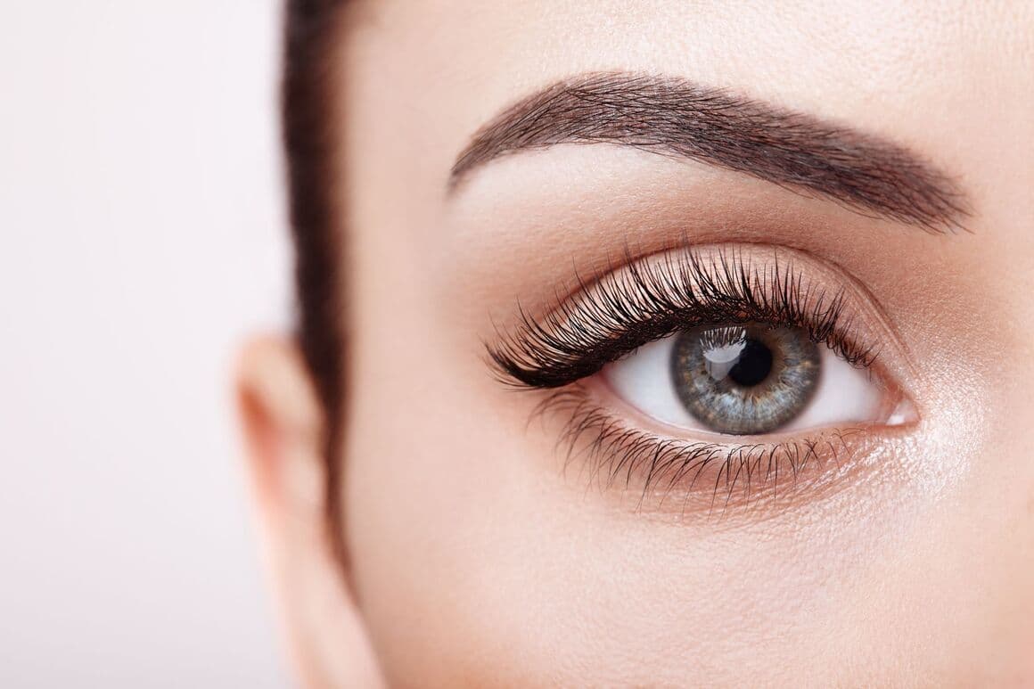 Wimpernverlängerungen bei LashLink: Wimpernpinzette für präzises Arbeiten