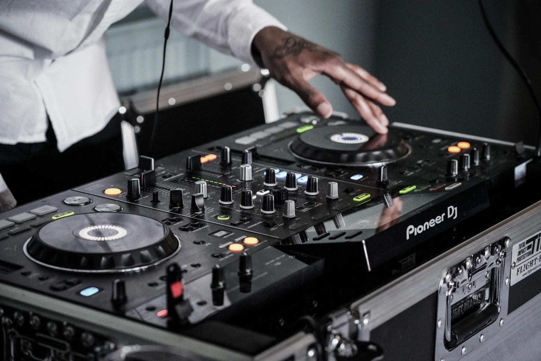 Flexibel DJ Equipment mieten – Vom kleinen Club bis zur Großveranstaltung
