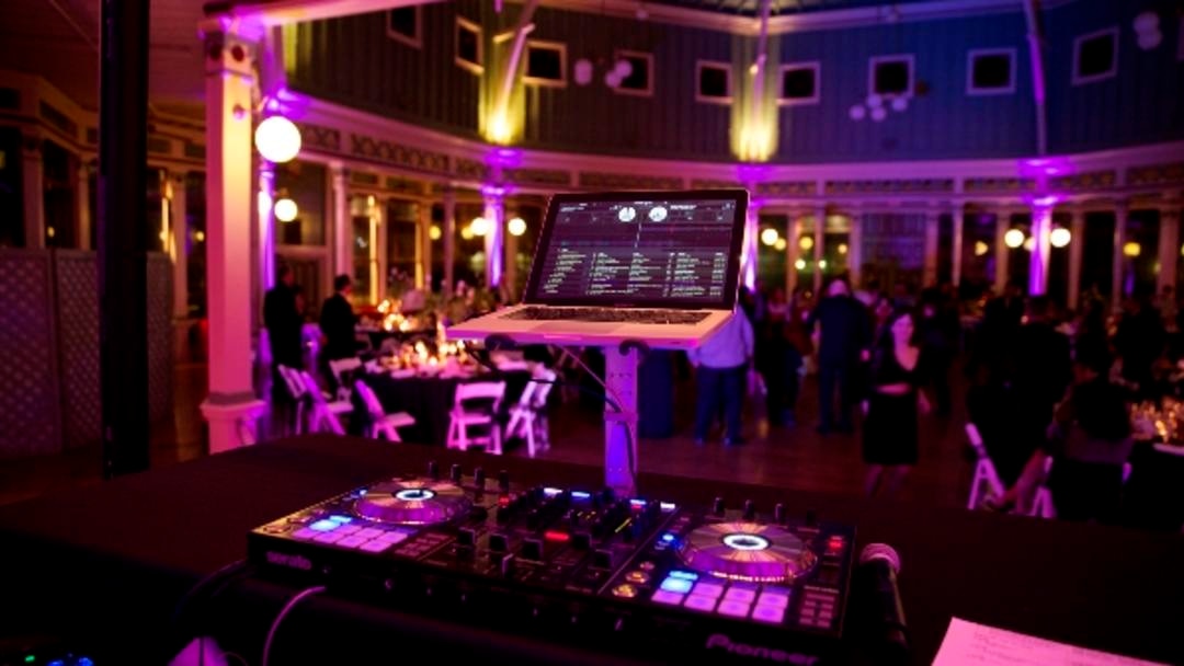 Erleben Sie die besten Beats mit DJ Augsburg Hochzeit auf Ihrer Hochzeitsfeier