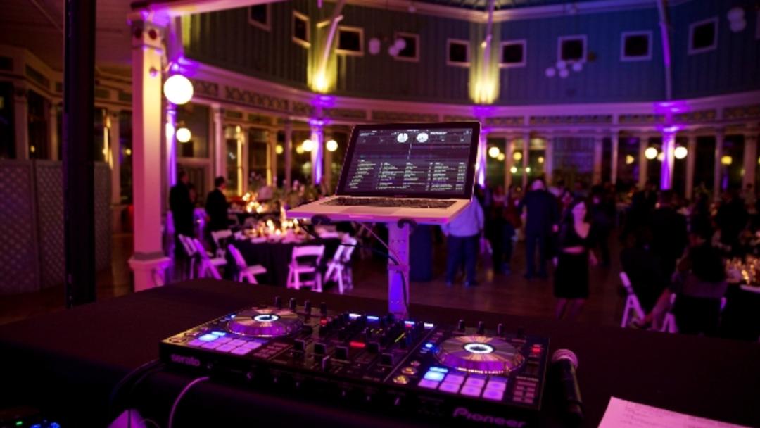 Erleben Sie die besten Beats mit DJ Augsburg Hochzeit auf Ihrer Hochzeitsfeier