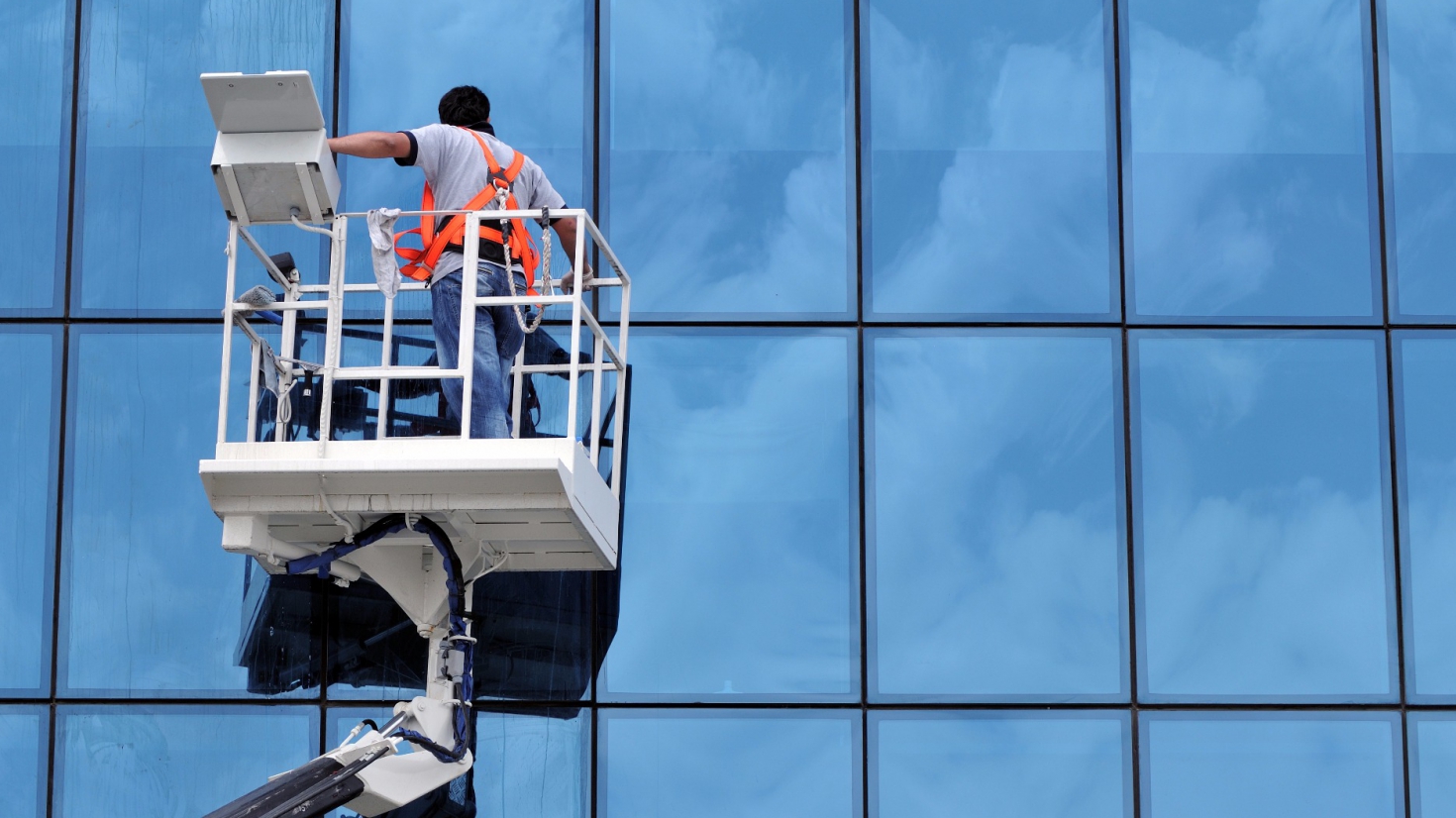 Fensterreinigung in Ulm: Streifenfreie Fenster für strahlende Sauberkeit
