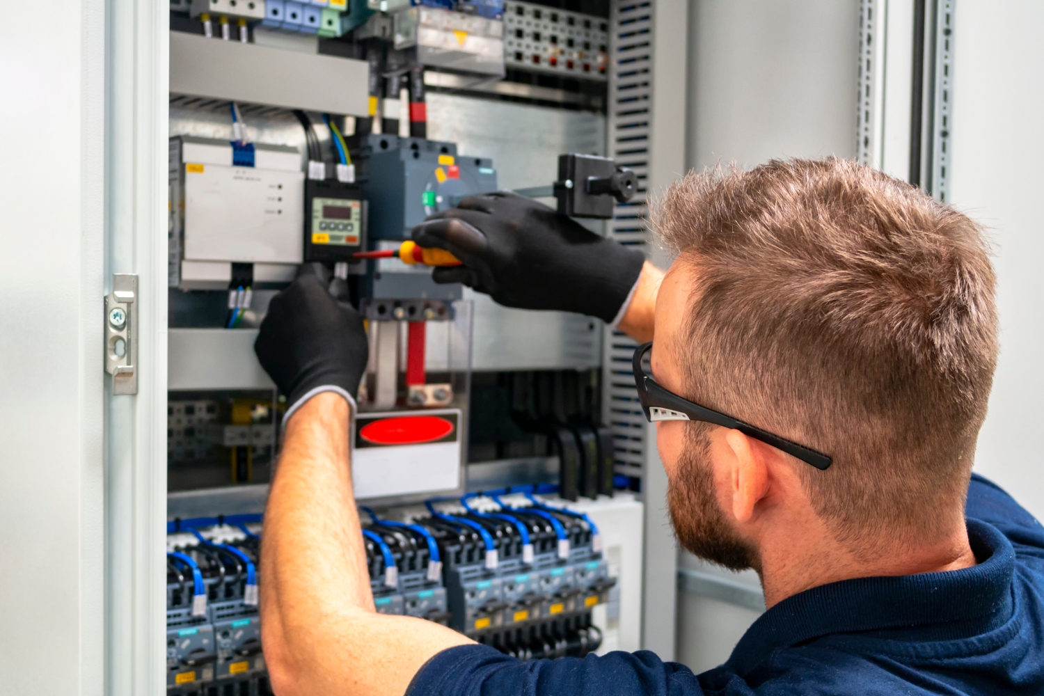 Elektriker Notdienst Hamburg: Fachkundige Reparaturen und Lösungen bei Elektroproblemen