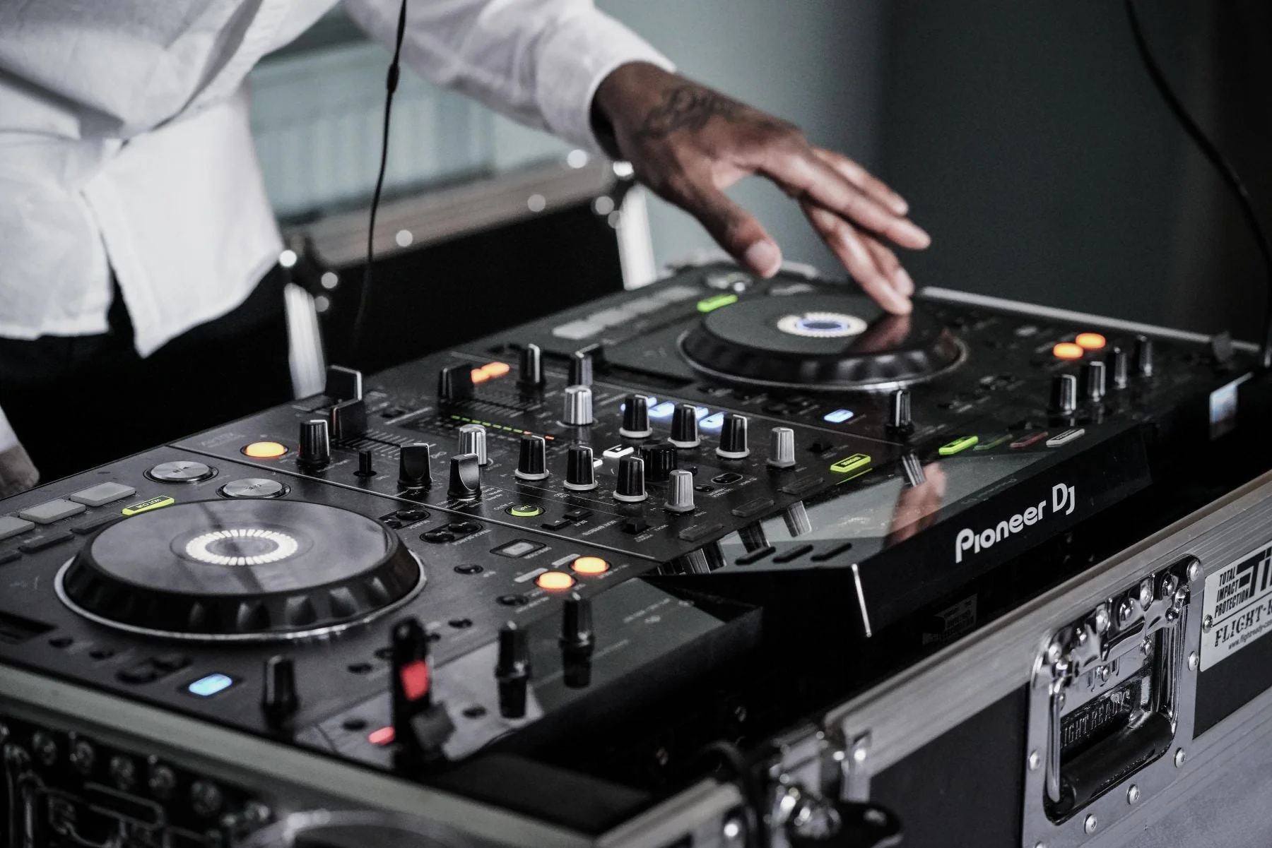 Flexibel DJ Equipment mieten – Vom kleinen Club bis zur Großveranstaltung