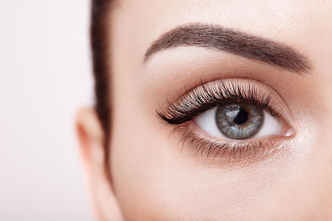 Wimpernverlängerungen bei LashLink: Wimpernpinzette für präzises Arbeiten